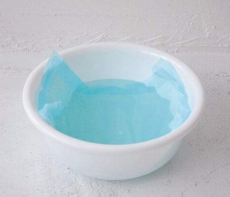 トイレシーツを水で濡らす