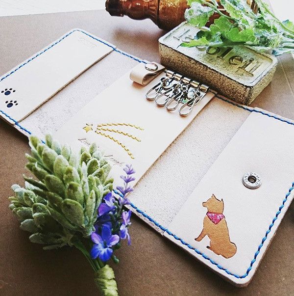 犬がモチーフの革製品