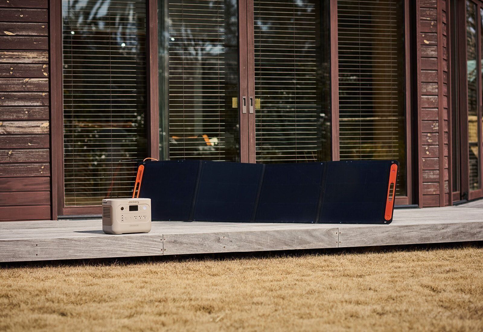 Jackery Japan　ジャクリ　ポータブル電源　犬　在宅避難　自宅避難　キャンプ　アウトドア　ソーラーパネル