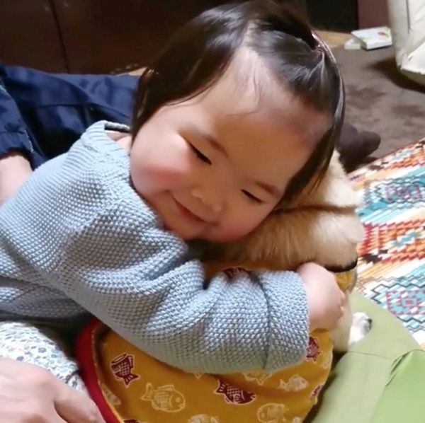 パグを抱っこする女の子