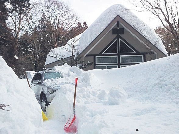 雪でおおわれた自宅。勝手口の軒下のスペースから除雪を開始