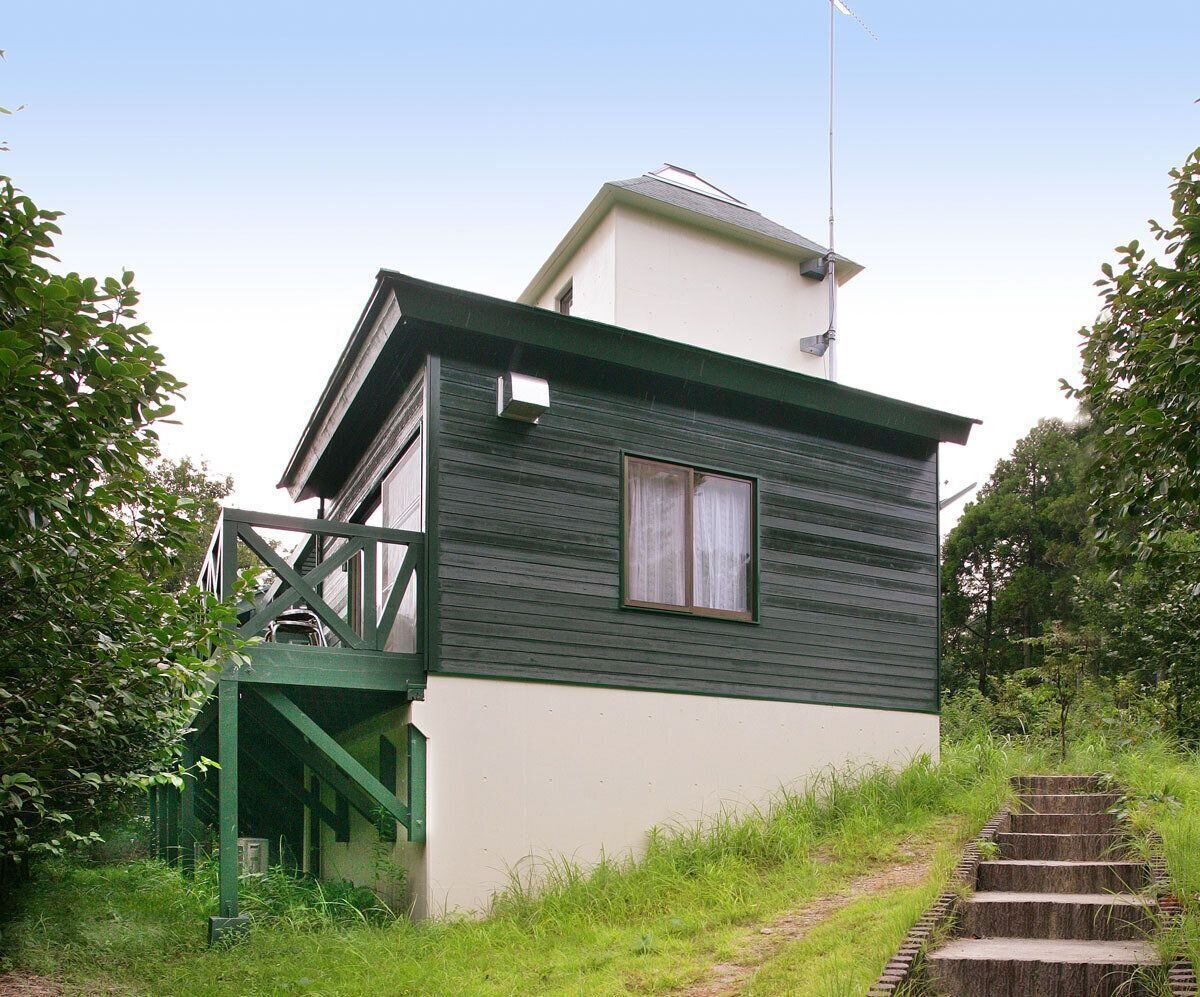 犬と宿泊できる2階建てのコテージ