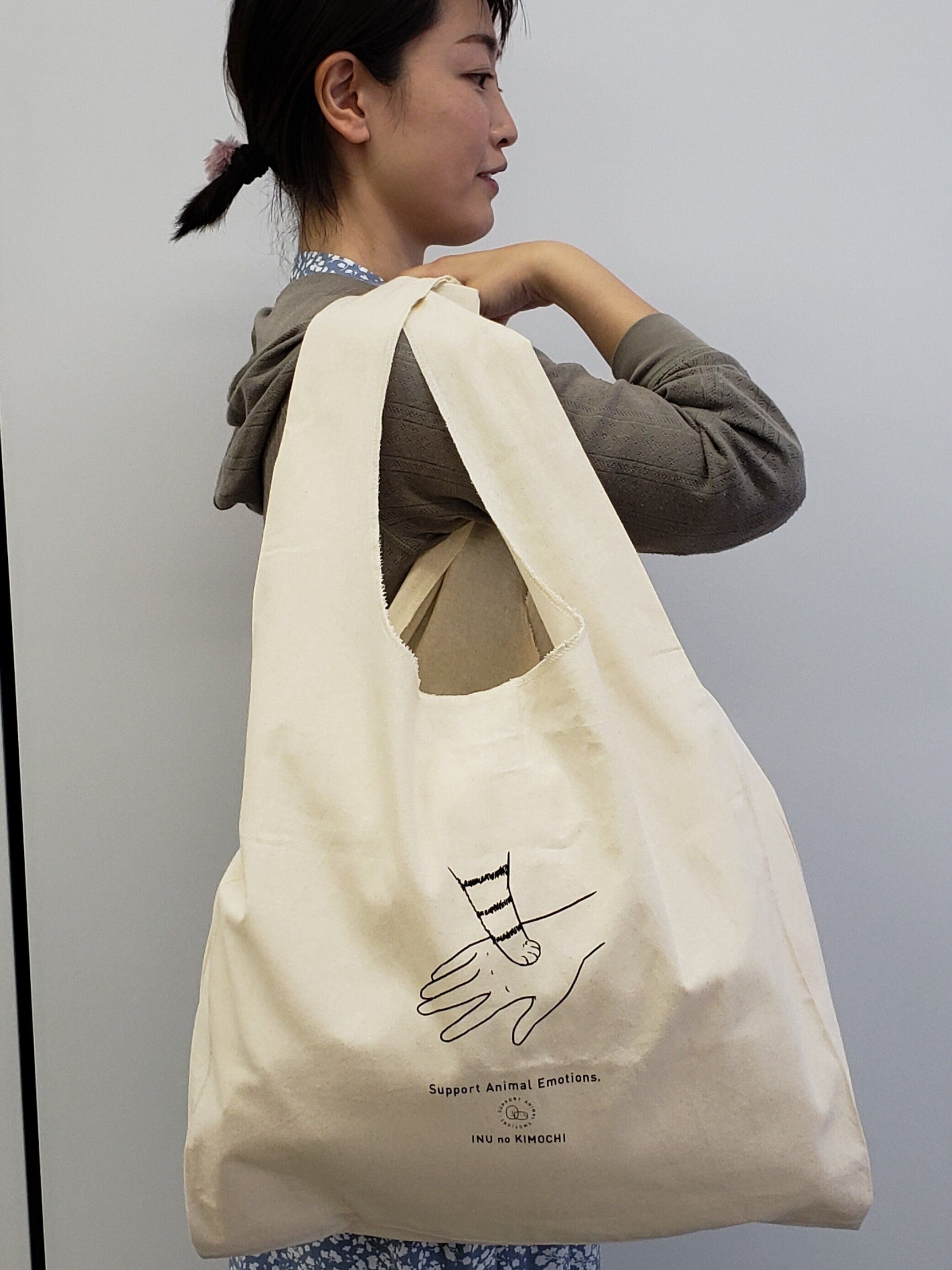 裏：手の甲に手を添えてます