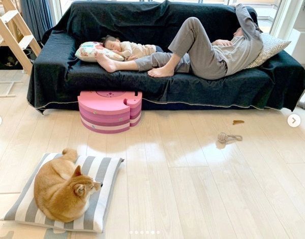 まったりする花子ちゃんとモモ子ちゃんとパパさん