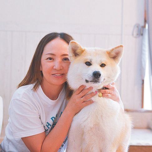 吉川 愛さん。2012年の設立当初から「Pooch Dog Rescue」の代表を務める。2014年にはNPO法人を取得。現在 は逗子市でペットホテルを営みながら保護犬の預かり、譲渡を手がけている