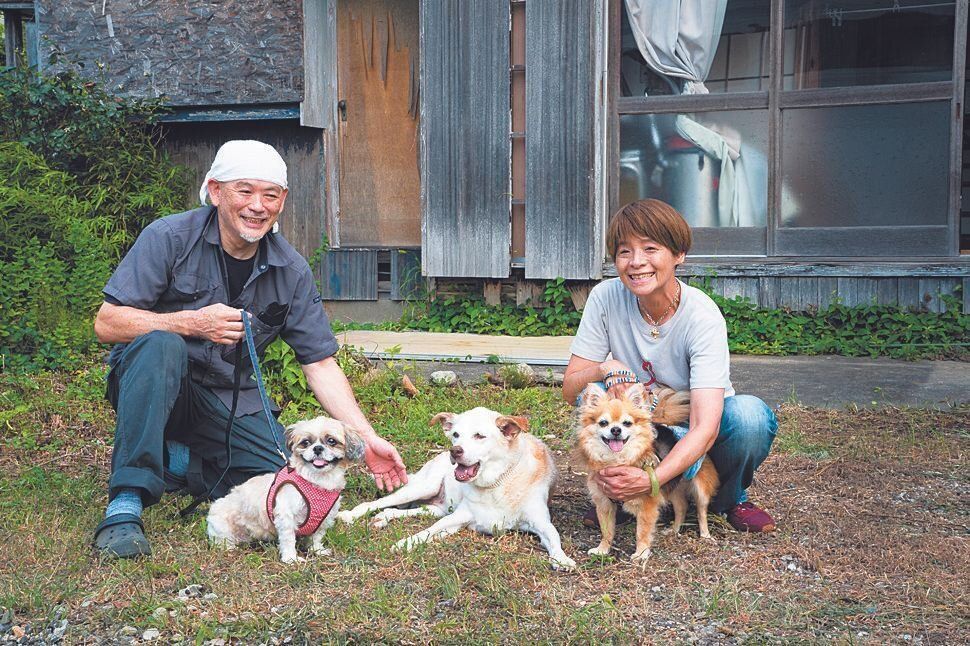 千葉県にある「チームうーにゃん」のシェルターにて。左はメンバーの上原裕之さん、右はうささん。３頭の保護犬とともに