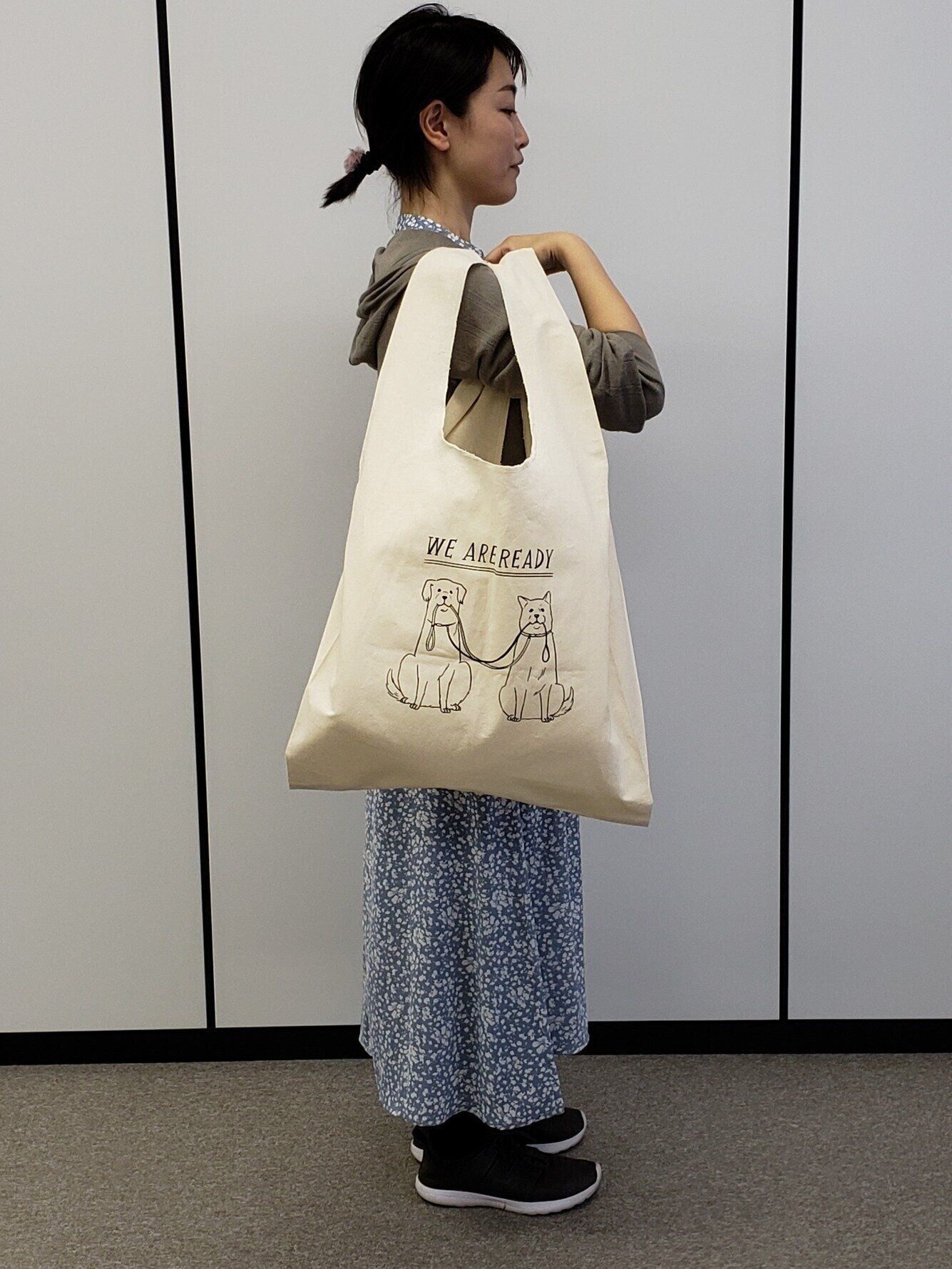 肩掛けすると腰下までとどく大きさ