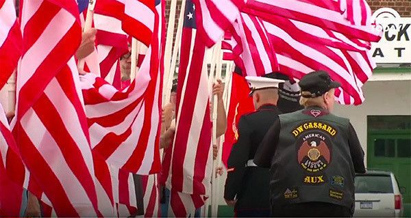 軍用犬を送る人々