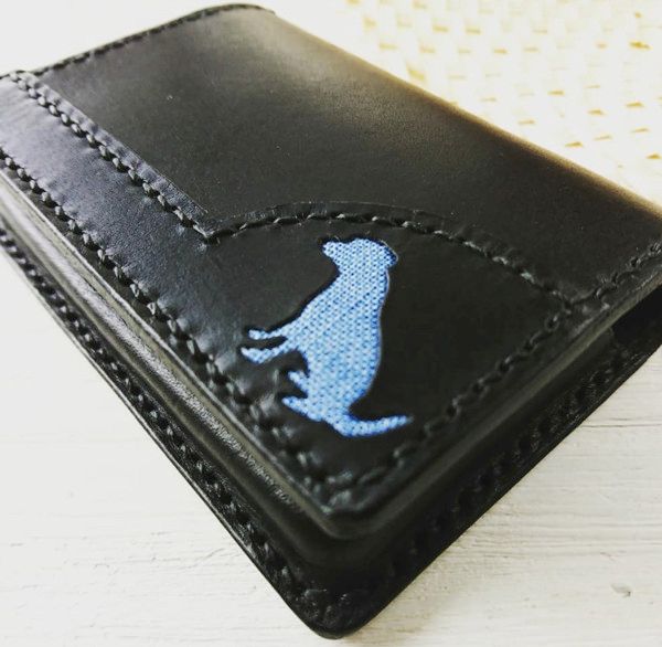 犬や猫のモチーフの革製品