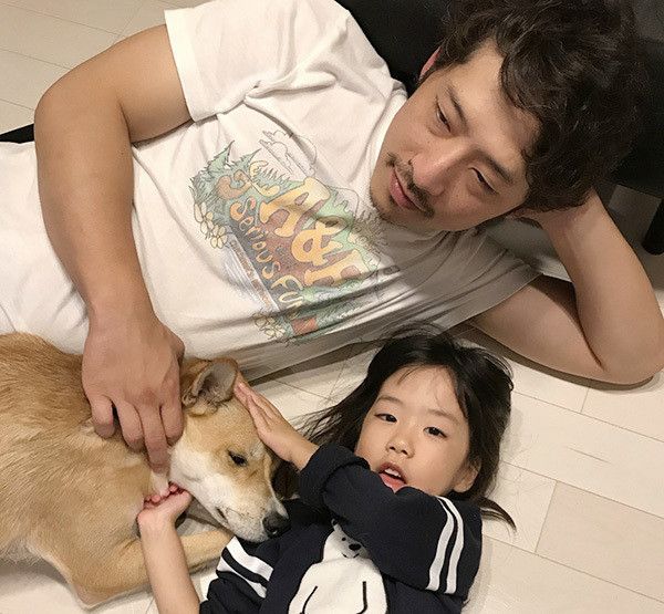 家族に囲まれる犬