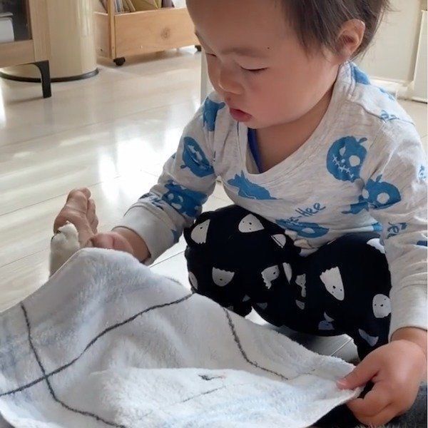 花子ちゃんを寝かしつけるモモ子ちゃん