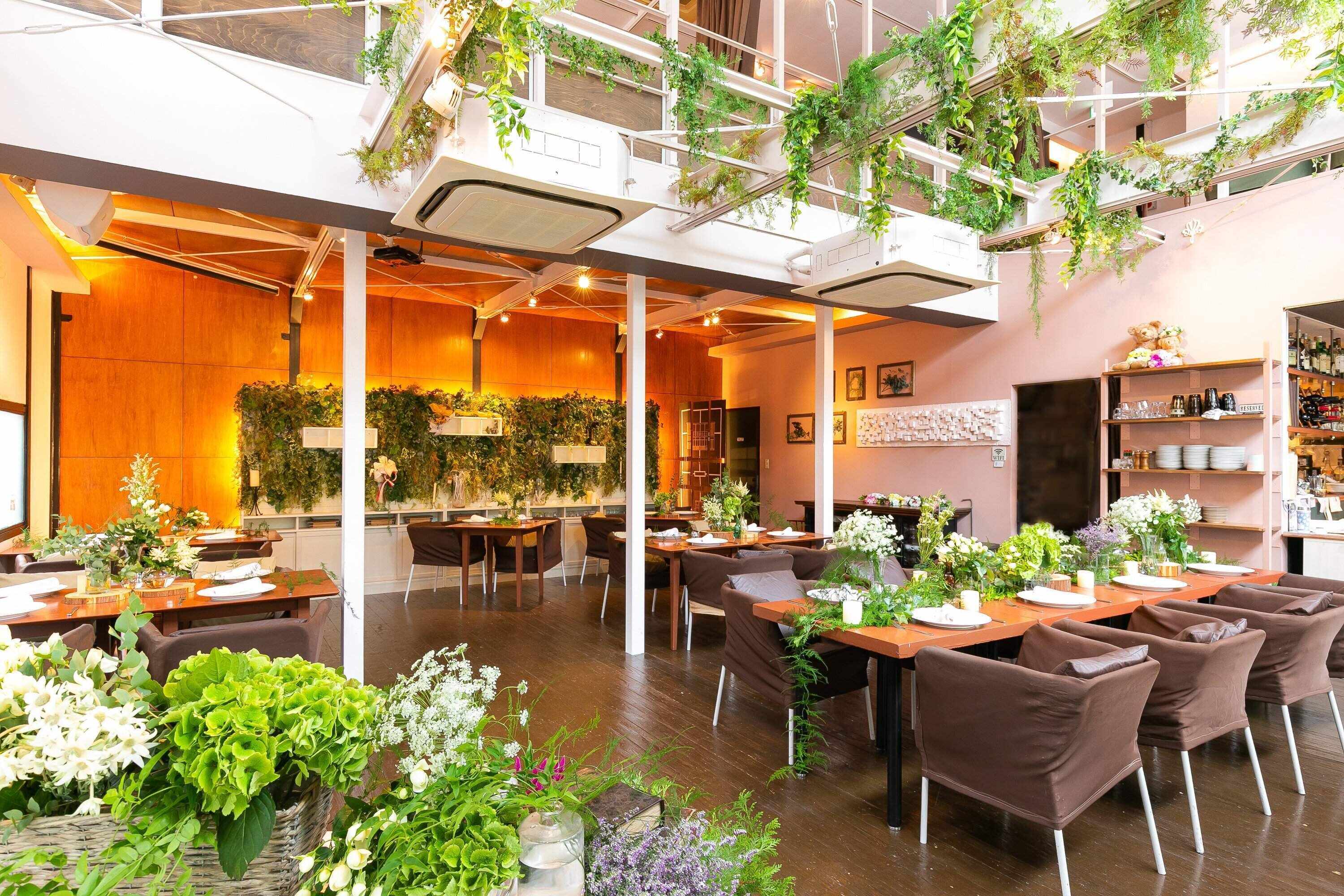 花で飾られたカフェレストランの店内