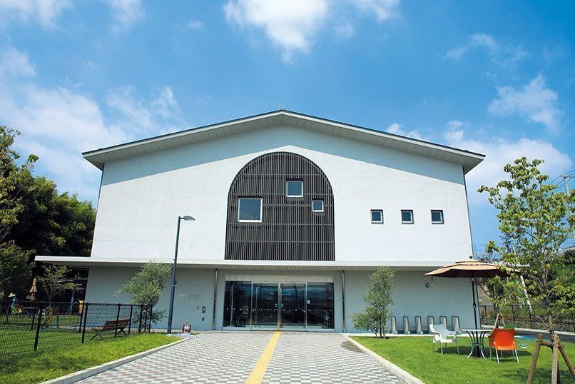 真新しいセンター外観。ベンチやテーブル、犬をつなぐ場所も設置。左には犬の運動場が完備。