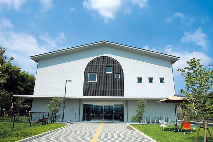 真新しいセンター外観。ベンチやテーブル、犬をつなぐ場所も設置。左には犬の運動場が完備。