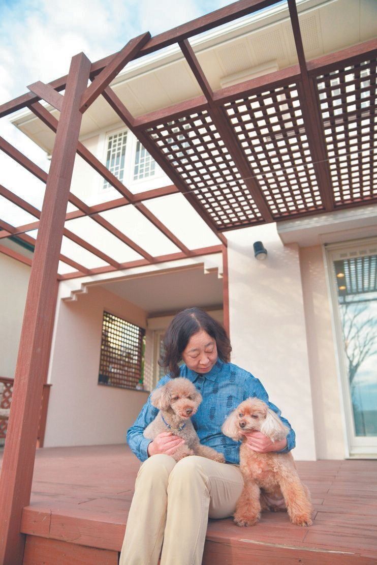 Ｓさん宅の庭には広いウッドデッキがあり、お天気のいい日は、２頭で仲よくひなたぼっこをします