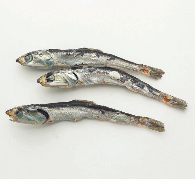乾燥小魚は一般的に塩水で煮て干して作られているので、生魚よりも塩分含有量が高いです。おやつのおすそわけはNG