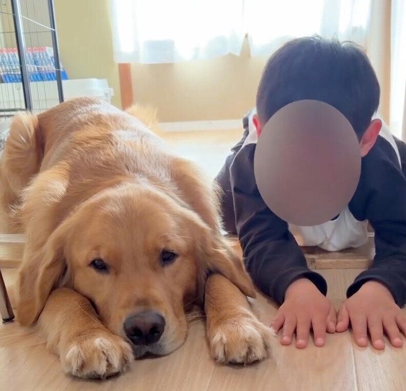同じポーズをするアルトくんと息子さん