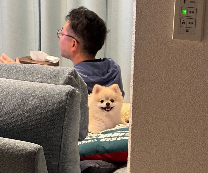 帰宅した飼い主さんを見て、笑顔になるゴン太くん