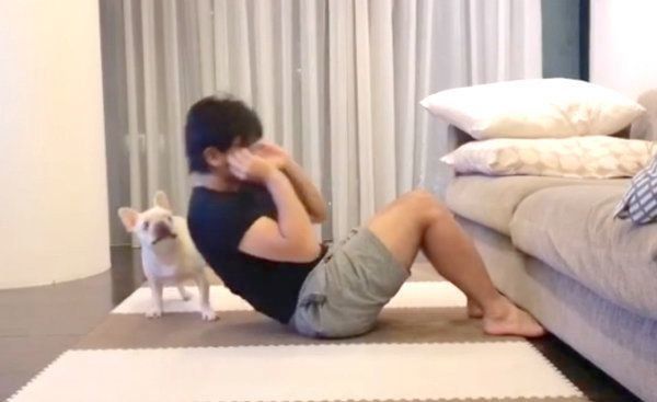 筋トレのお手伝いをするれおんくん