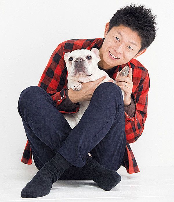 愛犬のフレンチ・ブルドッグを抱く島田秀平さん