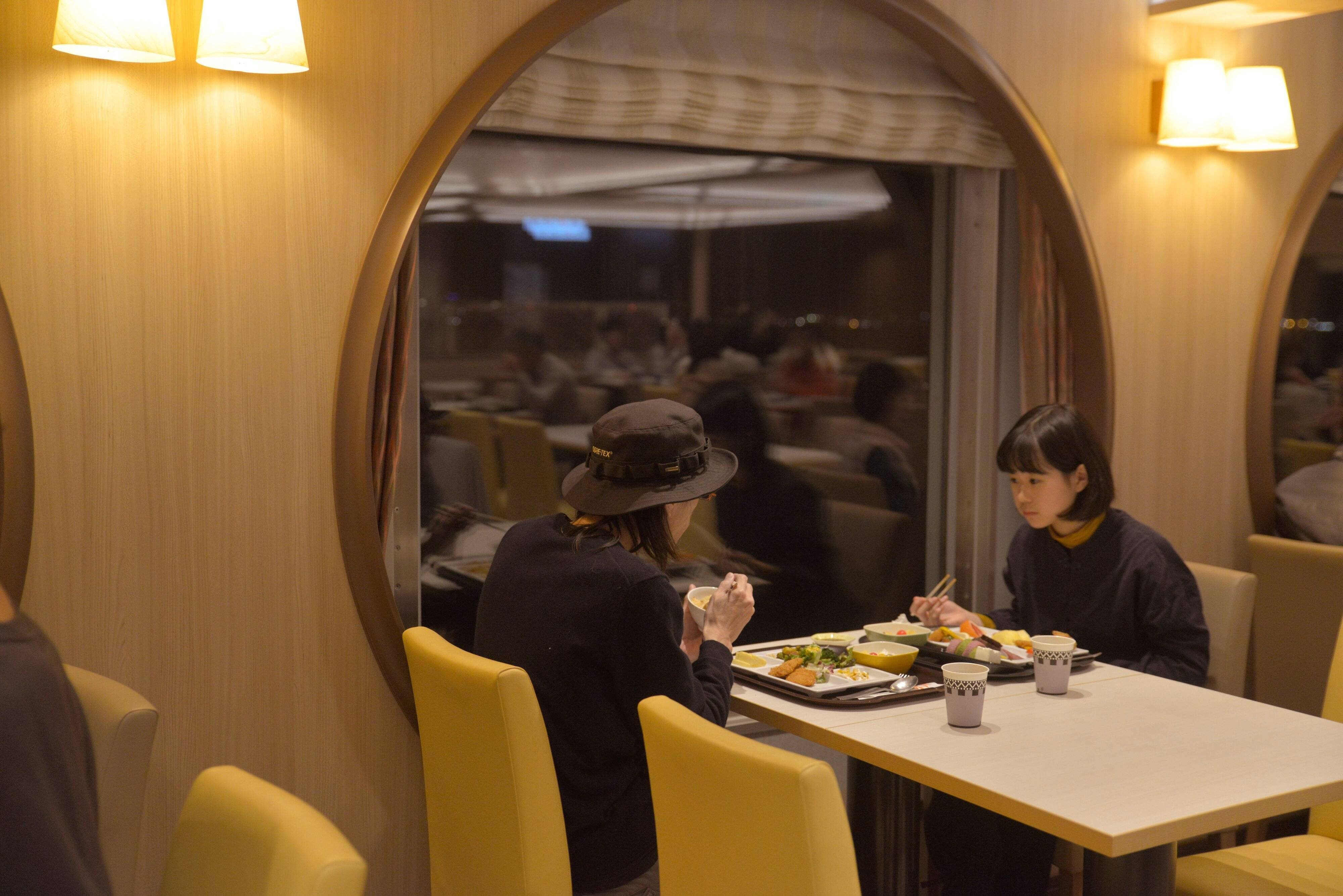 窓際の席からは対岸の夜景も見られてとっても幻想的です