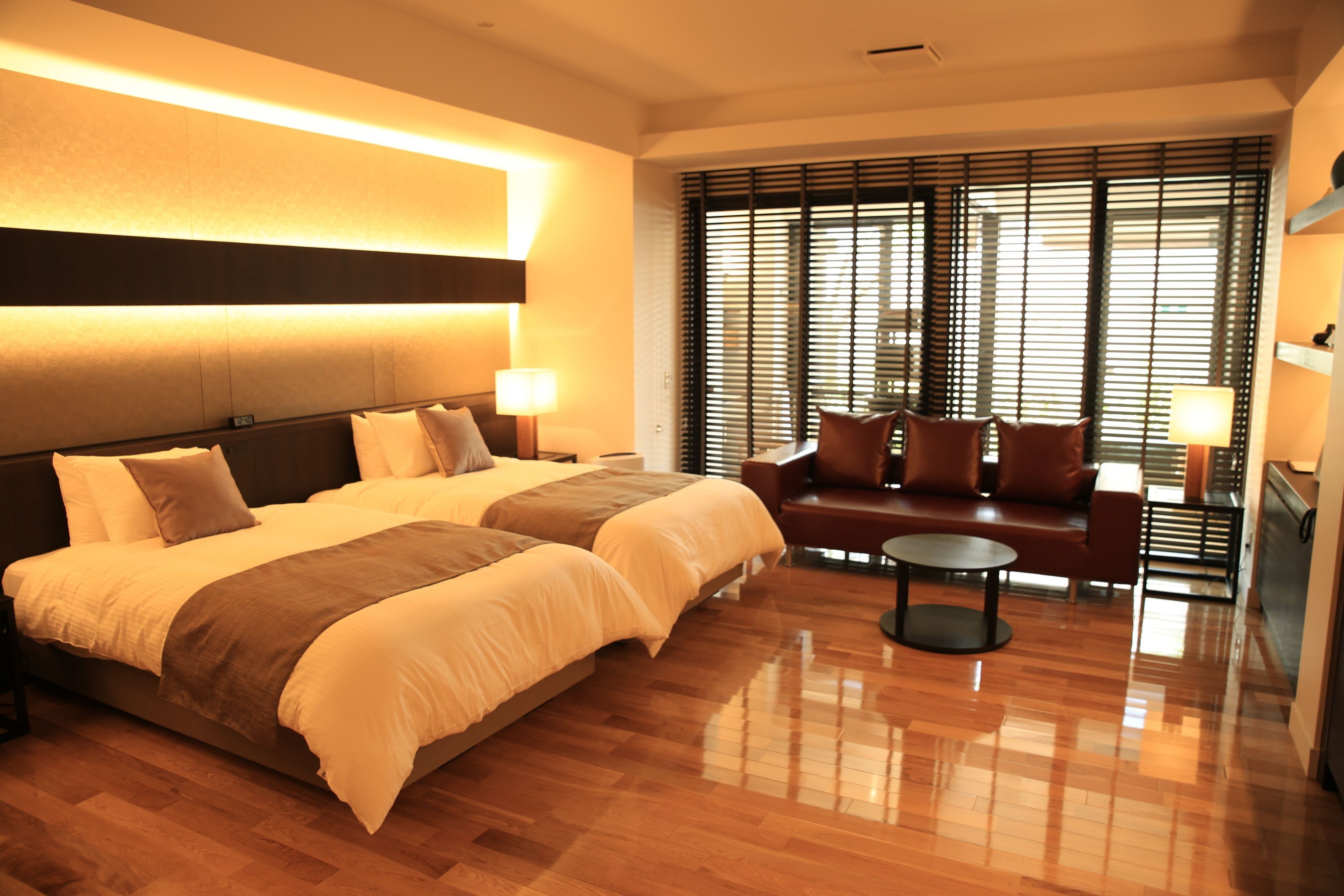 窓から明るい日差しが差し込む犬と泊まれる客室