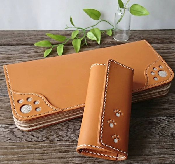 犬や猫のモチーフの革製品
