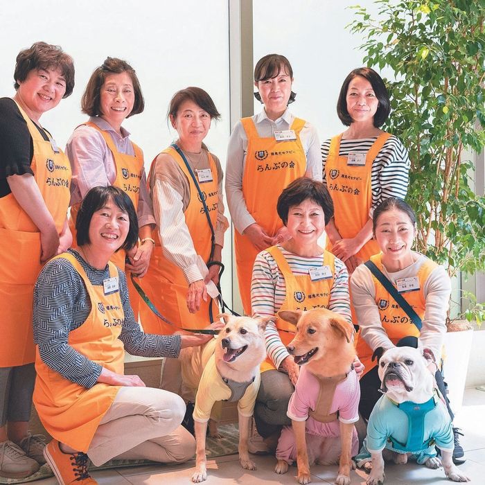 2019年に結成された「らんぷの会」。約10名の有志メンバーが交代で慈恵犬たちのお世話やふれあいセラピーのハンドラーを担当