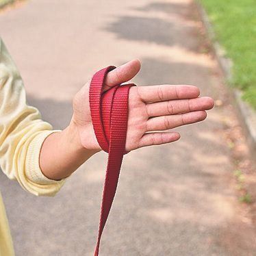 親指にリードの輪をかけてから手のひらに巻く