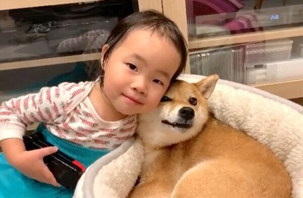 寄り添うモモ子ちゃんと花子ちゃん