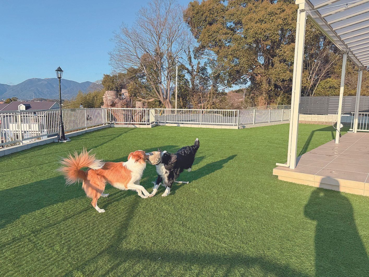 屋根付きのタイルデッキも