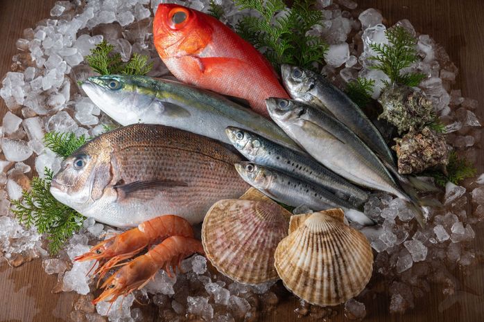 日本の新鮮な魚と氷の上の甲殻類