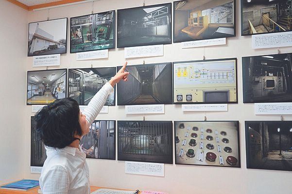 新しくなったセンター内には、犬丸さんが撮影した旧センターの殺処分機や犬の収容房などの写真を今も展示