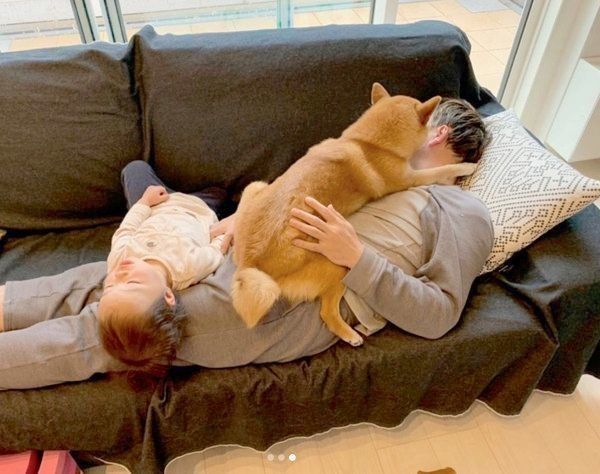 パパさんを起こそうとする花子ちゃんとモモ子ちゃん