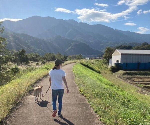 散歩を楽しむくるみちゃん