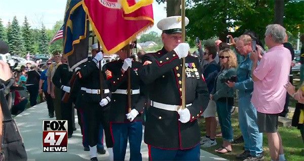 パレードを歩く人々