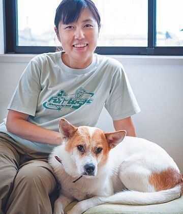 キドックス代表理事・上山琴美さん。筑波大学在学時から若者の自立支援、保護犬を救う活動に携わり2010年にキドックスを設立。2022年に茨城県内の広大な敷地に移転し、活動の範囲を広げて地域にも貢献