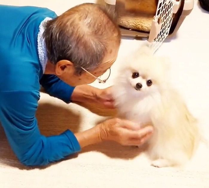 こまちちゃんとの別れを惜しむじいじ
