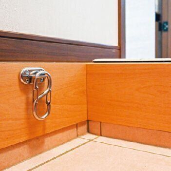 玄関の小上がり部分にはリードフックを設けて、散歩時の飛び出しを防止しています