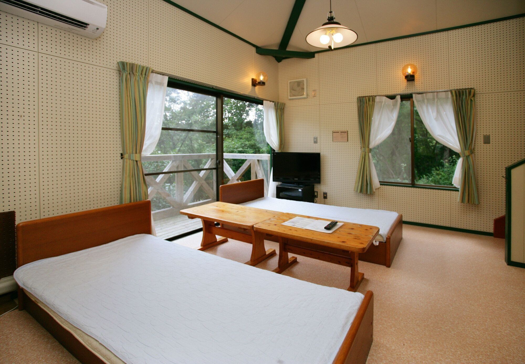 ベッドが置いてある広々とした客室