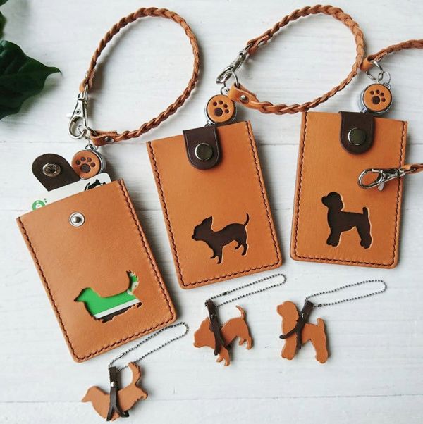 犬や猫のモチーフの革製品
