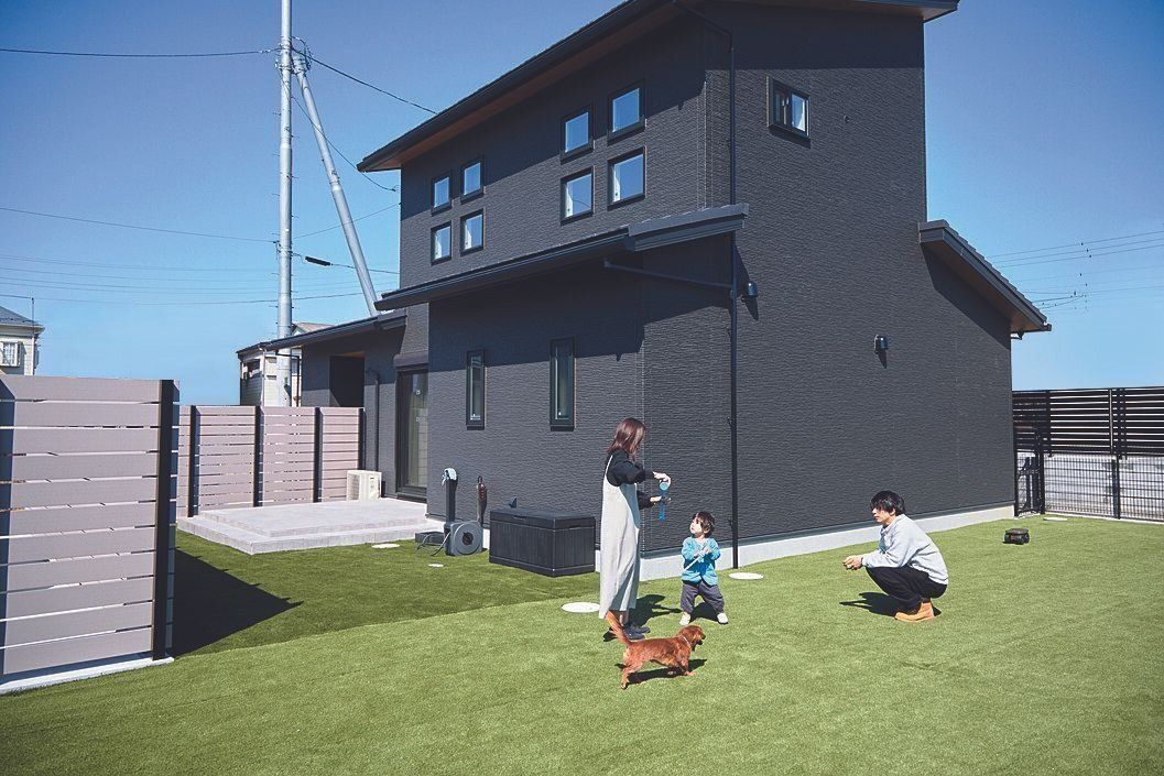 約500㎡の敷地のうち、半分以上を庭が占めるMさん宅。「息子が大きくなったらサッカーゴールを置きたい」と、夢が広がります！