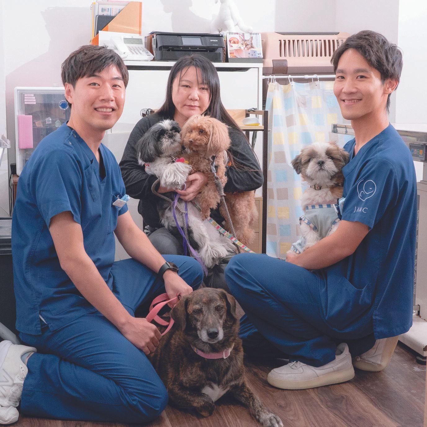 小野さんはJAMCのシェルタークリニックに来た保護犬たちの譲渡を担当。右はシェルタークリニック院長の瀬尾和馬先生、左は獣医師の古川哲也先生。二人は多くの保護犬の命を救ってきました