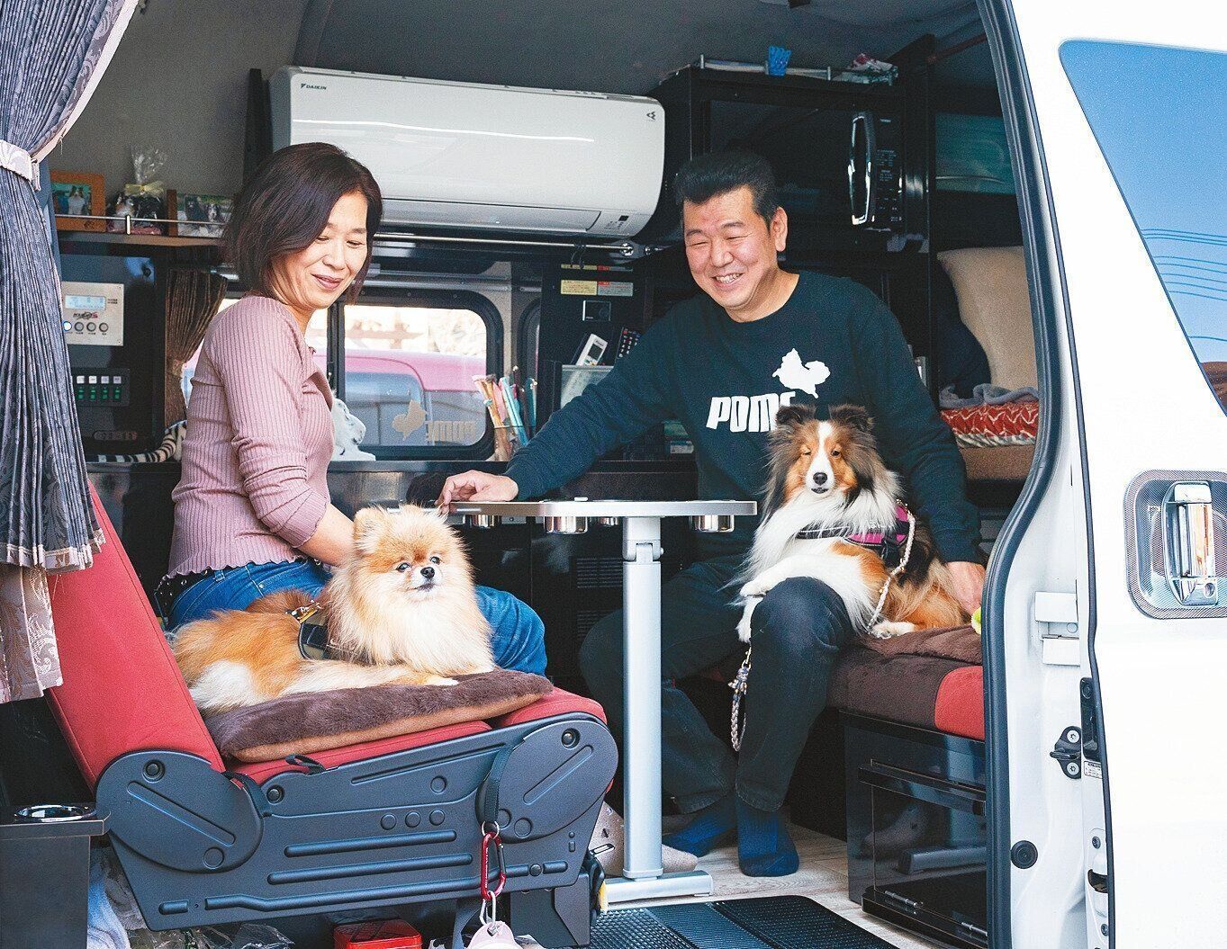 Kさん夫妻は「今週休みが取れる！」となったら即、愛犬２頭を連れてキャンピングカーで小旅行に出発。どこに行くにもいつもいっしょだそう
