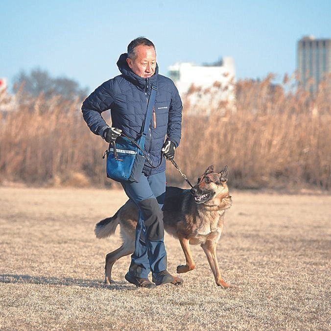 散歩や遊びの途中でも細かく指示を与えることが災害救助犬としての訓練にも