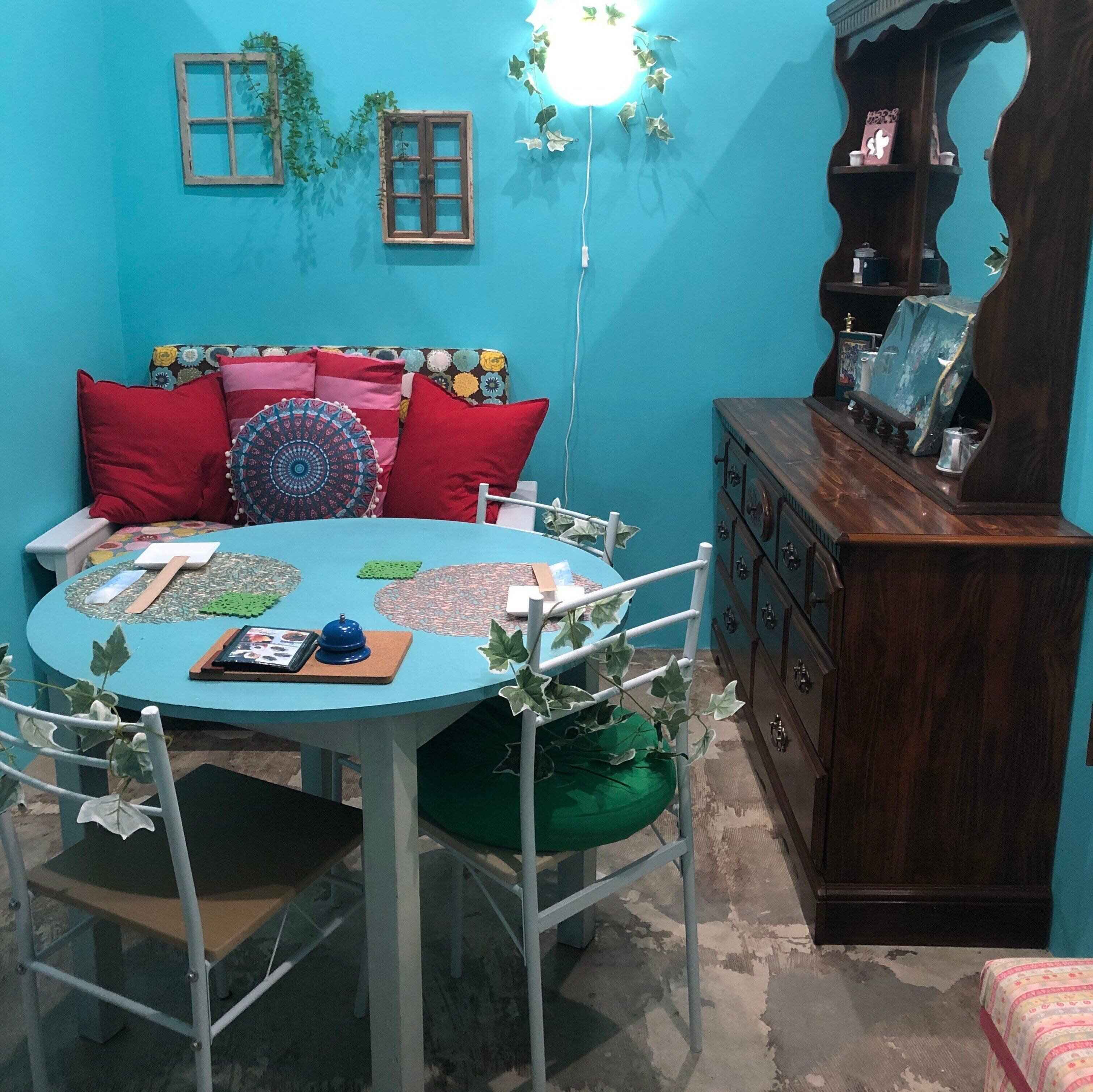 ブルーで統一されたカフェの一室