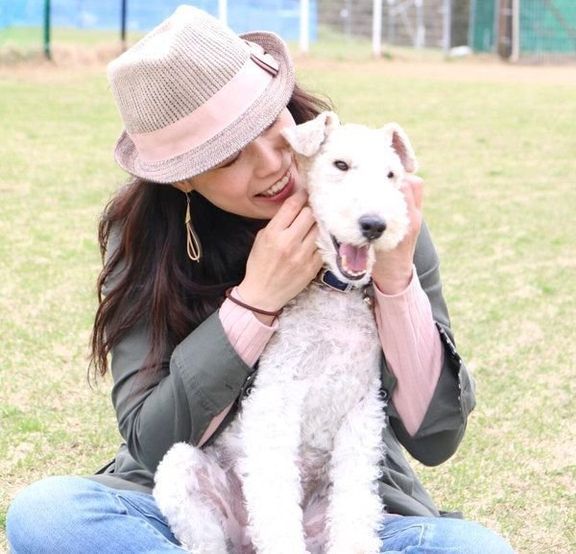 飼い主さんの膝の上に乗るこっぺぱんちゃん