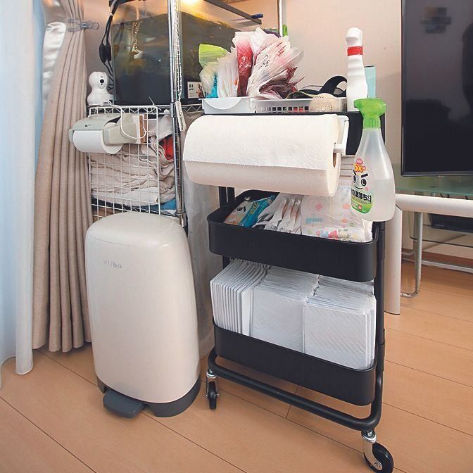 吉岡さん家の室内の収納。棚にはパンの包装袋をストック。「包装袋にトイレシーツを入れてからゴミ箱に入れるとオシッコ量が多くてもニオイがもれにくいんです」