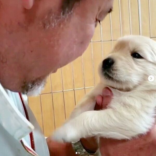 アランくんを抱っこするパパさん