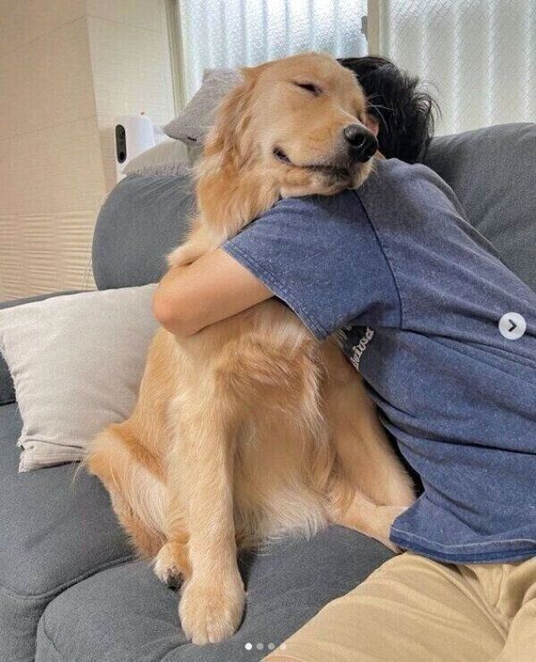 パパさんにギュッと抱きしめてもらって、幸せそうな表情を見せるおからちゃん